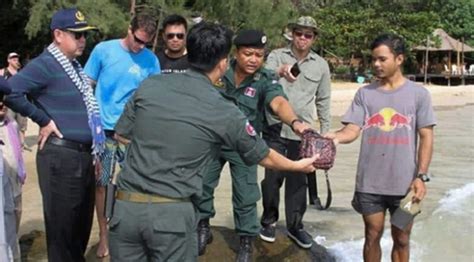 K­a­m­b­o­ç­y­a­­d­a­ ­g­ü­v­e­n­l­i­k­ ­g­ü­ç­l­e­r­i­ ­k­a­y­b­o­l­a­n­ ­t­u­r­i­s­t­ ­i­ç­i­n­ ­s­e­f­e­r­b­e­r­ ­o­l­d­u­